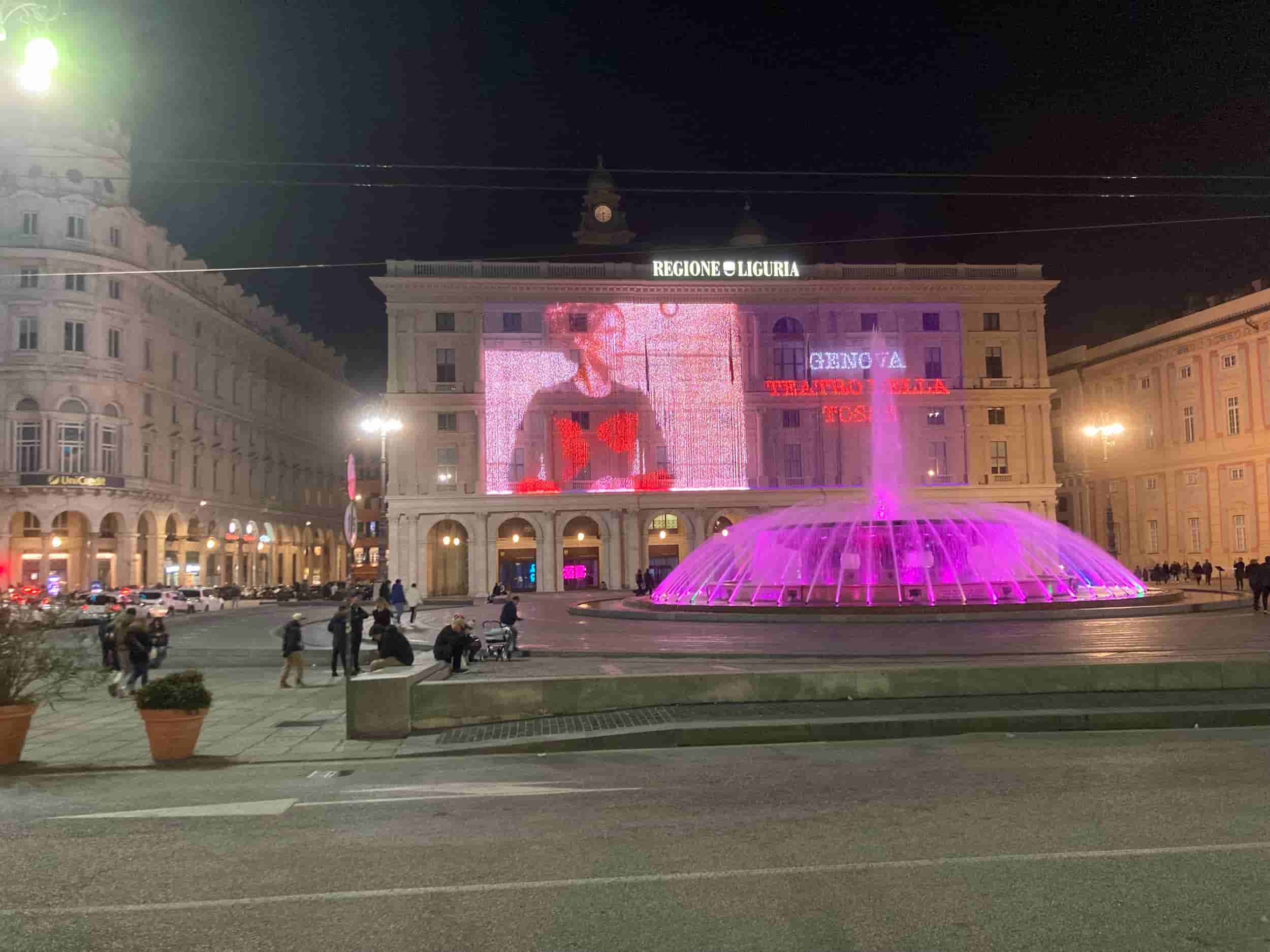 Une place de Gênes la nuit.