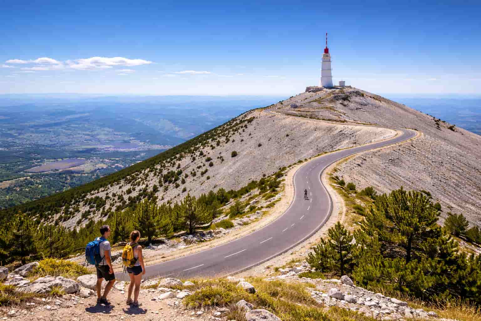 Des randonneurs au Mont Ventoux.