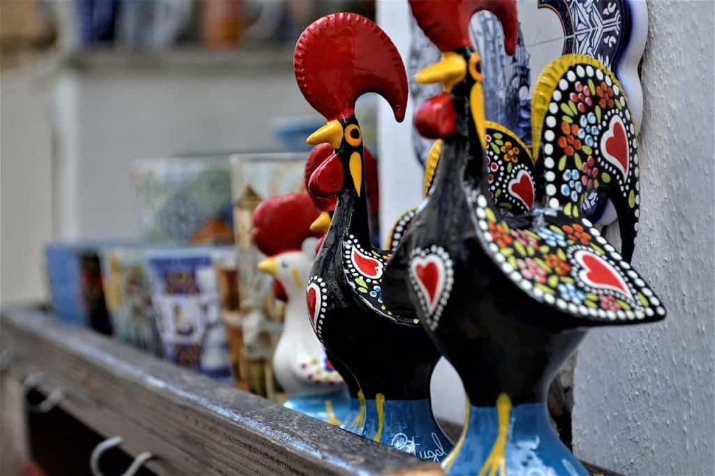 un coq de Barcelos dans une boutique.