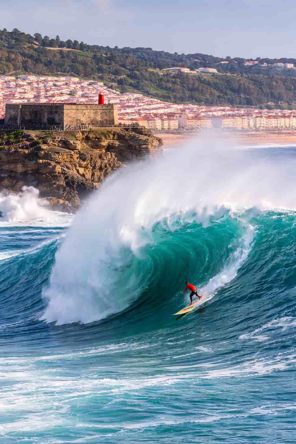 Un surfeur de grosses vagues à Nazaré au Portugal.