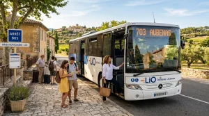 Bus LIO route 703 Aubenas à arrêt voyageurs en village français