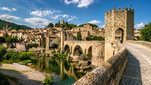 Le village de Besalu (Catalonia).