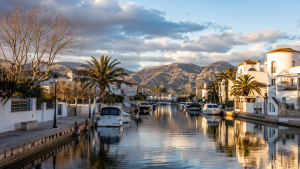 Empuriabrava et ses canaux en hiver.