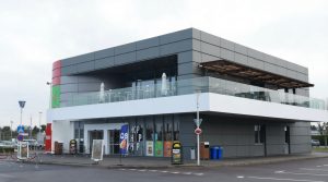 Bâtiment moderne d'une station-service Q8 avec boutique Shop et terrasse au Luxembourg.