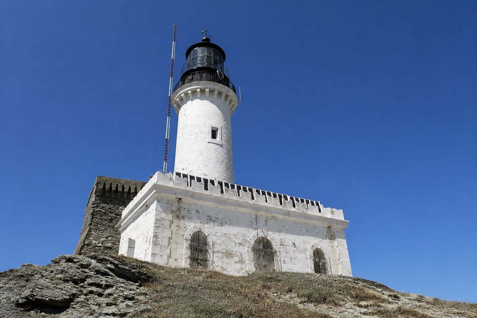 Quels sont les secrets des îlots de Finocchiarola et de la Giraglia 🧭