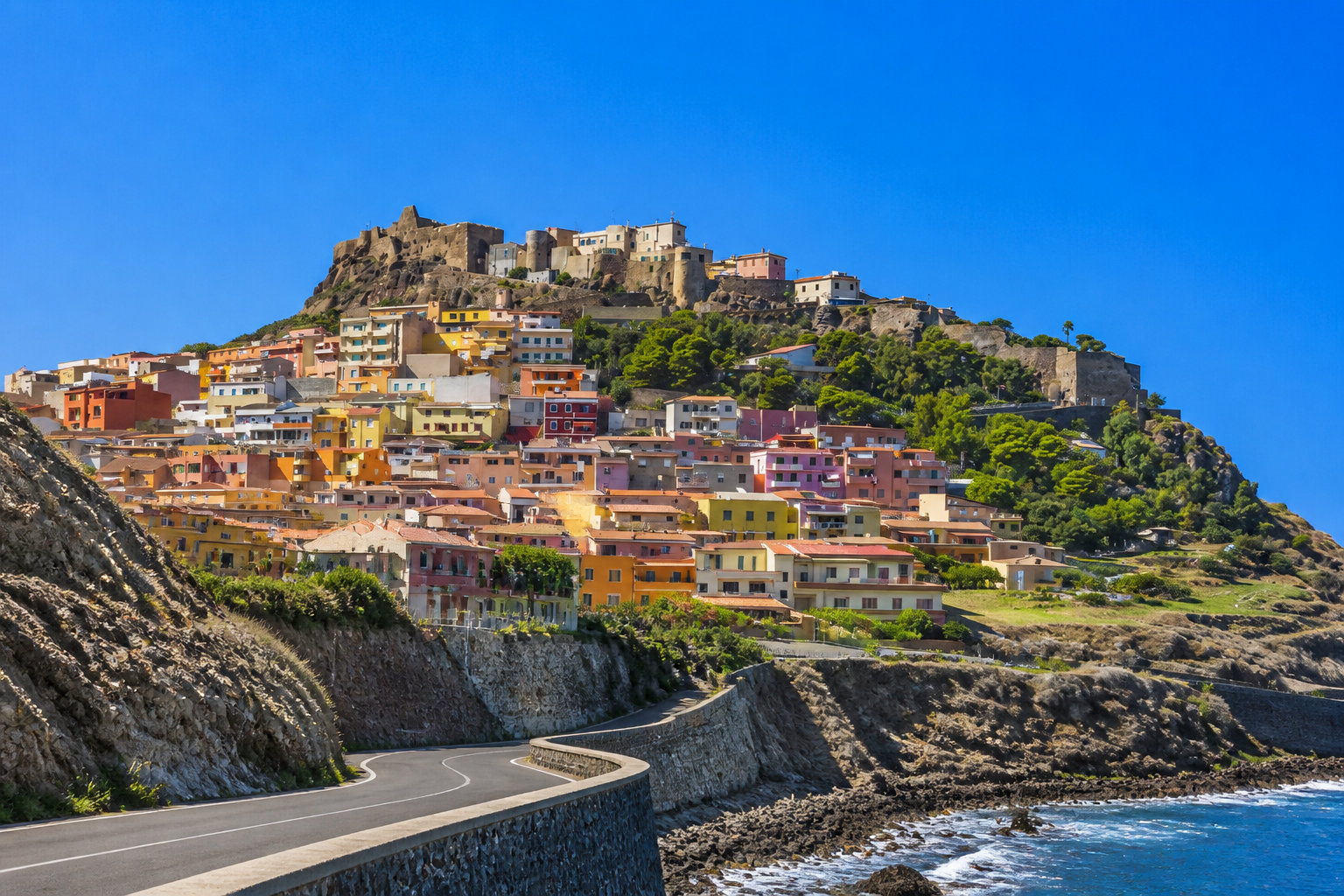 Halte médiévale à Castelsardo et roches rouges de Costa Paradiso