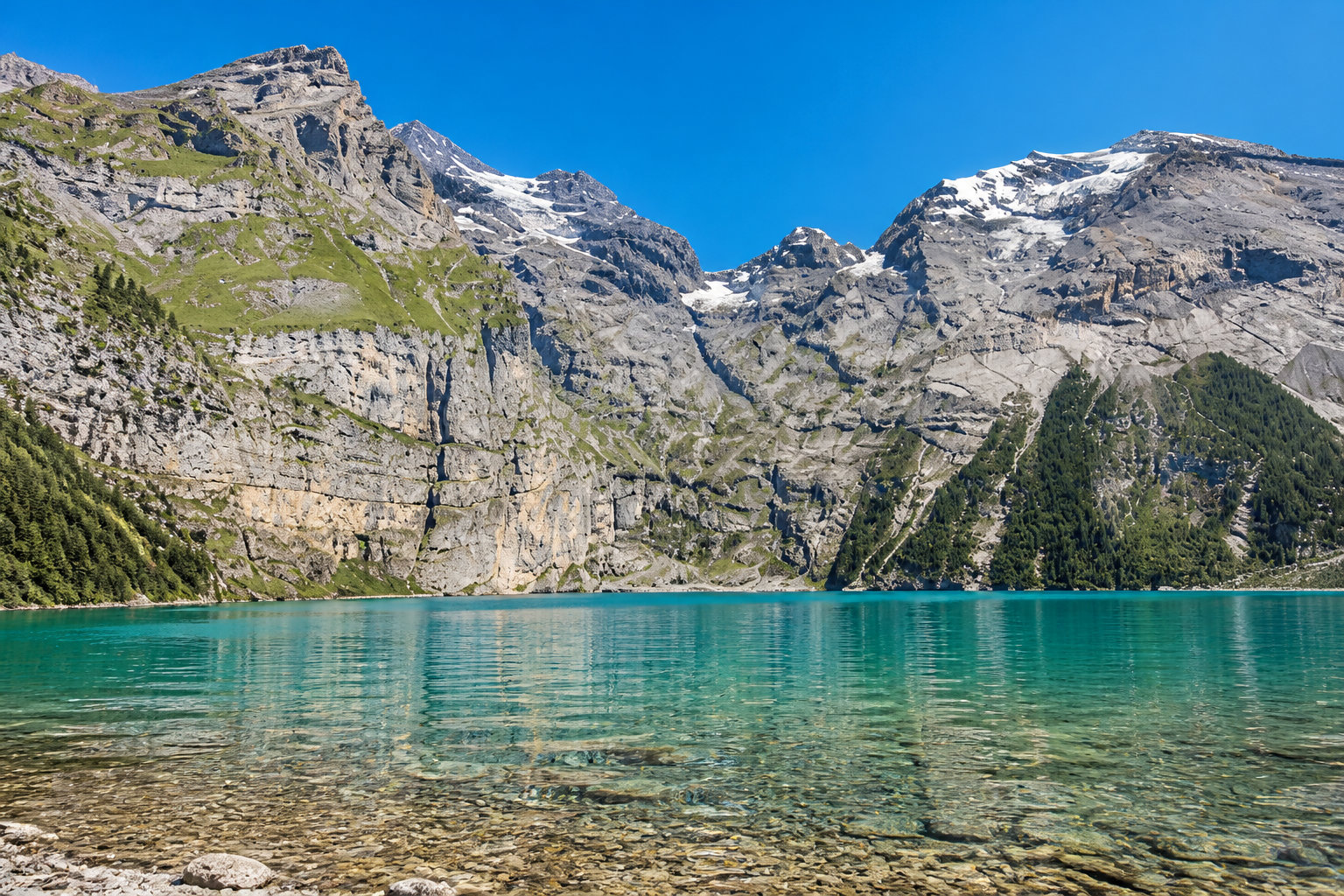 Pourquoi le lac d'Oeschinen en Suisse est-il un incontournable 🏔️
