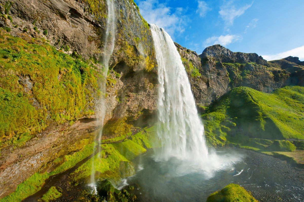 Cascade de Seljalandsfoss se jetant dans un bassin, dans le sud-ouest de l'Islande