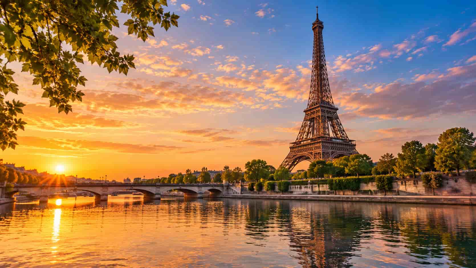 La Tour Eiffel vue depuis la Seine.